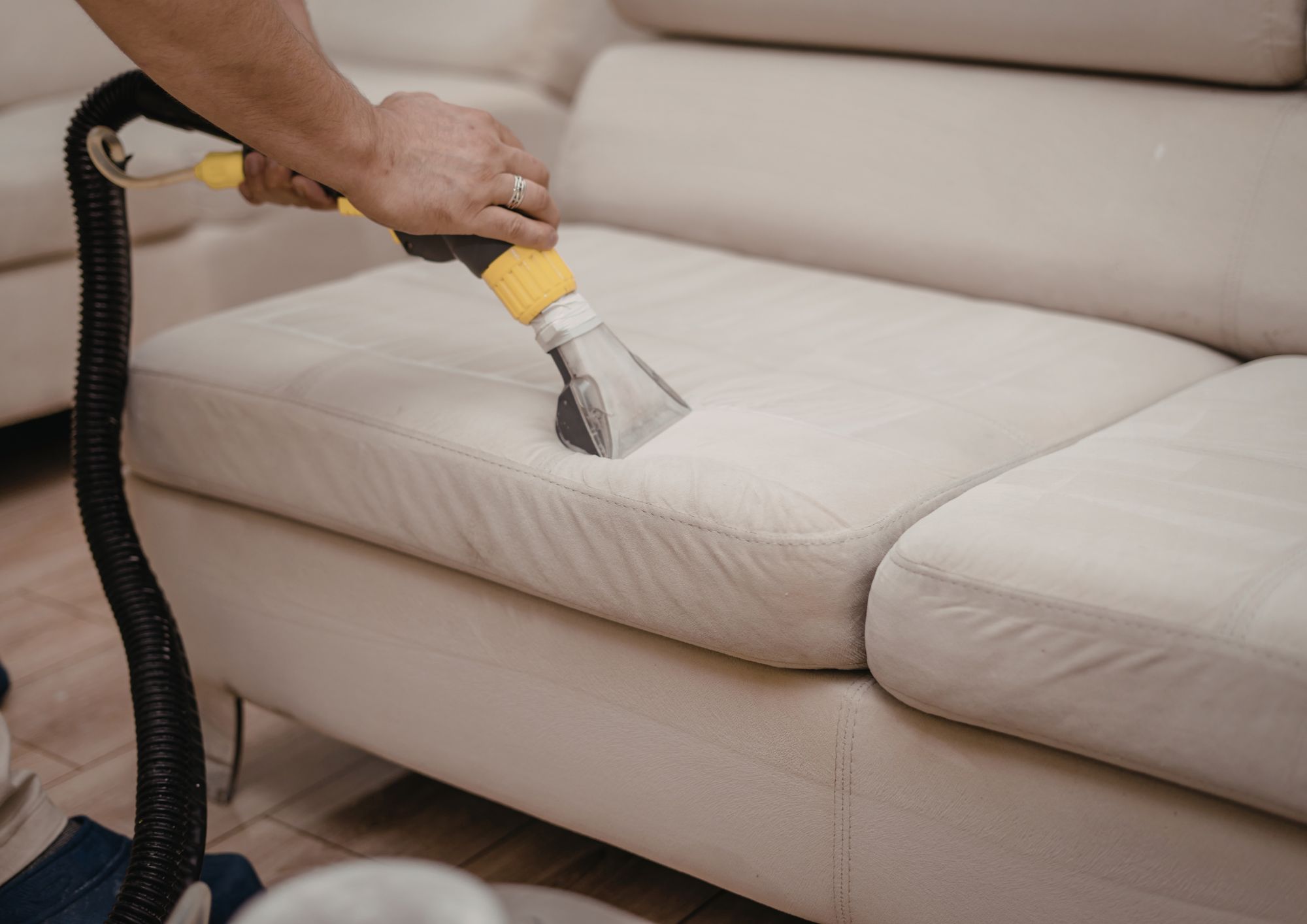 איך לנקות ספה מבד