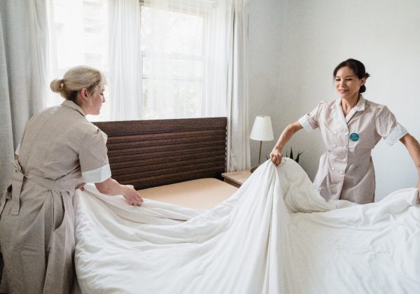 שאלנו את החדרניות במלונות: איך אפשר לשמור על בית נקי כמו סוויטה במלון?