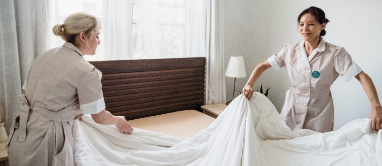 שאלנו את החדרניות במלונות: איך אפשר לשמור על בית נקי כמו סוויטה במלון?
